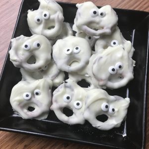 easy halloween treats: pretzel ghosts
