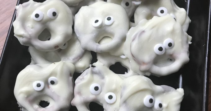 Halloween Treats: Pretzel Ghosts